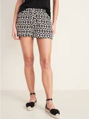 Old Navy black and white geometric pattern shorts size 4X